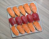 Hình bước làm 3 của món SAKE & MAGURO NIGIRI (Sushi cá hồi và cá ngừ)