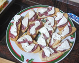 Foto del paso 2 de la receta: Tostas de salchichón y queso de cabra