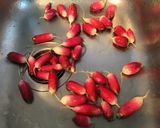 Une image de l'étape 1 de Salade de tomates,scarole,céleri et thon aux radis « fleurs ».