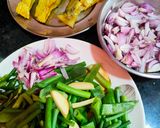 পেঁয়াজকলি ও বড়ি শিম দিয়ে ডেলা মাছ(dela mach recipe in Bengali) রেসিপির ধাপ 2 ছবি