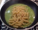 Foto del passaggio 3 della ricetta Fusilli con crema di piselli, rucola e croccante di parmigiano