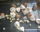 Foto del paso 1 de la receta: Butifarras al horno con setas portobello y patatas especiadas