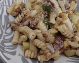Foto del passaggio 2 della ricetta Fusilli con tonno,pancetta,cipolla e una patata 🤗