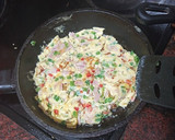 Foto del paso 2 de la receta: Bocadillo de tortilla francesa con jamón, pimiento y cebolla