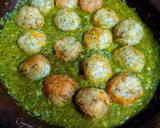 Foto del paso 8 de la receta: Albóndigas de pollo en salsa reducida de calabacines al curry