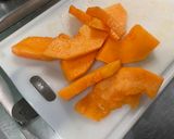 Une image de l'étape 6 de Roulés apéros au melon, jambon cru et roquefort.
