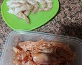 Foto del paso 1 de la receta: Aguacates rellenos de gambas y cherrys