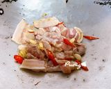 รูปขั้นตอนการทำที่ 3 ของ ข้าวผัดกะเพราหมูหมัก 🥓🍃🌶🥬