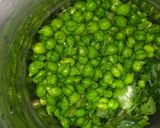 A picture of step 1 of Hare chane ki chutney.