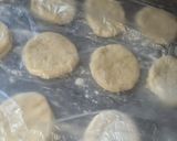 A picture of step 5 of Vanilla cream filled doughnuts.