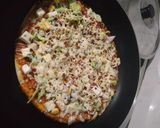 A picture of step 3 of Veg cheese pizza.
