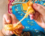 Foto langkah ke 5 dari resep Pizza roti tawar goreng.