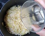 Foto del passaggio 3 della ricetta Risotto con piselli freschi
