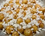 A picture of step 2 of Huevos Rotos (Broken Eggs).