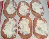 Foto del passaggio 5 della ricetta Involtini di bresaola ripieni di formaggio spalmabile alla rucola fatto in casa