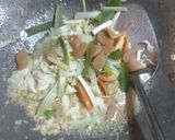 Foto langkah ke 3 dari resep Seblak Mie Sosis Kelor.