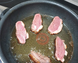 Foto del paso 9 de la receta: Magret de pato con cebolla caramelizada y compota de manzana
