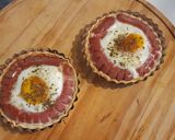 Foto del paso 6 de la receta: Tartaleta de salchicha y huevo frito