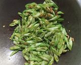 Foto langkah ke 4 dari resep Tumis Buncis Bawang Putih Saus Tiram.