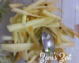 A picture of step 1 of Tom Sum/Thai Raw Papaya Salad.