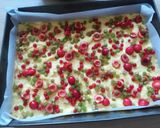 Ciasto z budyniem, owocami, bezą i kruszonką krok przepisu 3 zdjęcie
