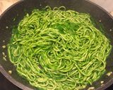Hình bước làm 8 của món Mì udon xào cải bó xôi