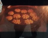 A picture of step 9 of Tutti frutti flower cookies.