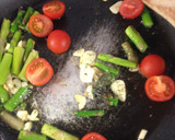 Foto del paso 3 de la receta: Trucha con verduritas salteadas y patatas al lekue