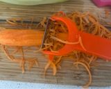 A picture of step 1 of Som tum (Thai green papaya salad).