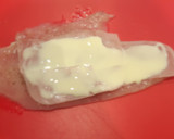 Foto del paso 2 de la receta: Rollitos de pollo, queso y salchichas