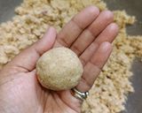 A picture of step 3 of Thand Wale Gond Laddoo.
