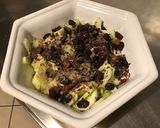 Une image de l'étape 5 de Salade de concombres marinés aux raisins et algues dulce.