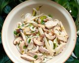 Hình bước làm 3 của món Mì udon xào nấm tươi, ngó sen, chả cá, xúc xích