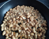 Foto del paso 3 de la receta: Cacahuetes fritos con miel y sal