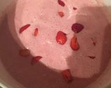 Hideg mentás eperkrémleves eperdarabokkal recept fázis 4 fotója