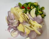 Foto langkah ke 2 dari resep 52. Tumis Pare.