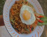 Foto langkah ke 7 dari resep Mie Goreng sayur topping sosis jamur.