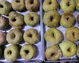 Foto langkah ke 5 dari resep Donat Karamel Pandan.