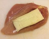 Une image de l'étape 2 de Escalope de Poulet farcie au fromage et panée aux Noisettes.
