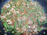 Merluza en salsa, con trigueros guisantes y gambitas