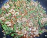 Foto del paso 5 de la receta: Merluza en salsa, con trigueros guisantes y gambitas
