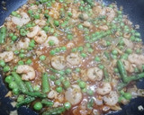 Foto del paso 5 de la receta: Merluza en salsa, con trigueros guisantes y gambitas