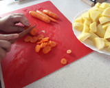 Foto del paso 4 de la receta: Guiso de ternera con patatas, zanahoria y guisantes rápido