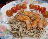 Foto del paso 6 de la receta: Gulas con langostinos y tomatitos cherry