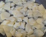 Foto del paso 1 de la receta: Tortilla de patatas con espinacas y piñones
