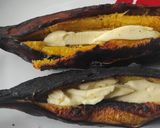 Foto del paso 2 de la receta: Plátano asado con queso 😋😋