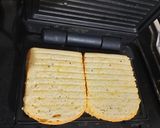A picture of step 4 of Cheese-Potato stuffed Sandwich.