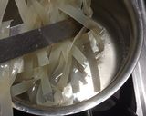 A picture of step 2 of Spicy fettuccine pasta.