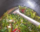 Foto langkah ke 3 dari resep Tumis kangkung sederhana.