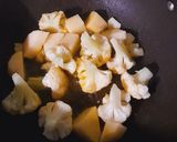 A picture of step 2 of Phulkopir Aloo Dalna.